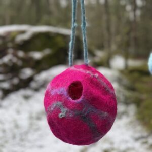 Eldra Harmony värmande fågelbo Hallonljus i handtovad ull.