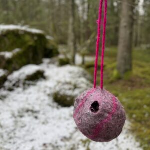 Eldra Harmony värmande fågelbo Lingonbo i handtovad ull.