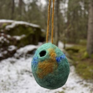 Eldra Harmony värmande fågelbo Gröna Gläntan i handotvad ull.